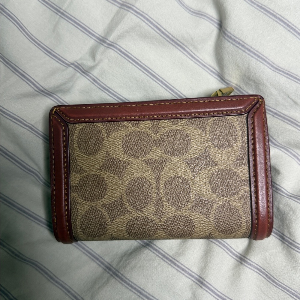 Coach Hutton Wallet In Signature
Canvas Brass / Tan Rust - Picture 5 of 9